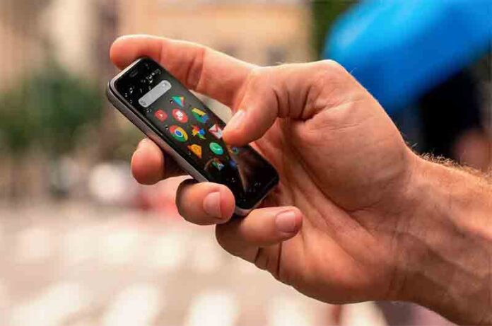Palm Phone, el teléfono complementario que cabe en la palma de la mano