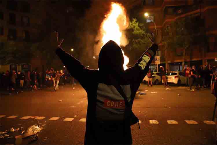 Tercer día de violencia Barcelona vuelve a estar en llamas-2