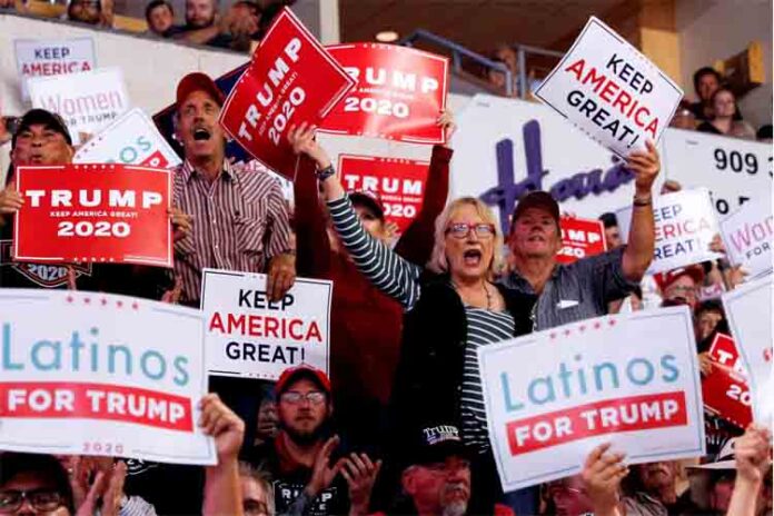 Trump exige en su campaña deportar a los ilegales, pero en los anuncios en español, no lo menciona