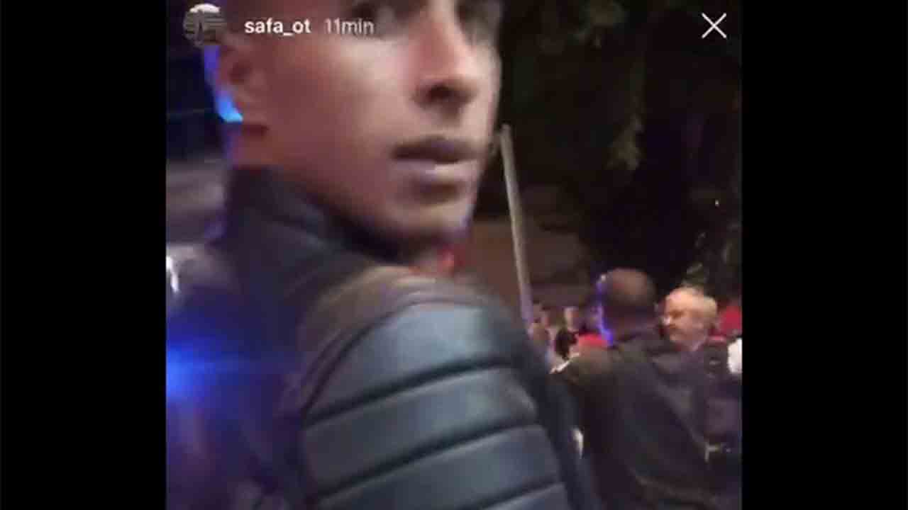 Un detenido rompe la ventanilla de un coche de los Mossos en Sant Vicenç dels Horts Un detenido rompe la ventanilla de un coche de los Mossos en Sant Vicenç dels Horts