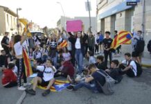 Varios estudiantes animan la protesta y convocan huelga el jueves en Barcelona Varios estudiantes animan la protesta y convocan huelga el jueves en Barcelona