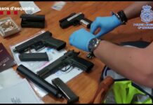 Detenidos dos atracadores que agredieron a una empleada en el asalto a una joyería de Barcelona Detenidos dos atracadores que agredieron a una empleada en el asalto a una joyería de Barcelona