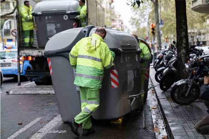 Barcelona comienza a reponer los contenedores de recogida de Basuras