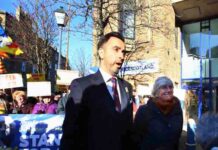 Clara Ponsati se entrega a la policía de Edimburgo para su extradición Clara Ponsati se entrega a la policía de Edimburgo para su extradición