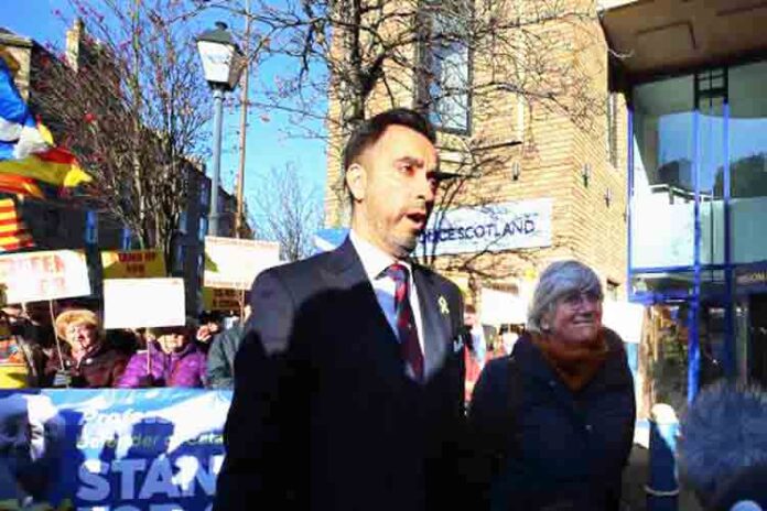 Clara Ponsati se entrega a la policía de Edimburgo para su extradición