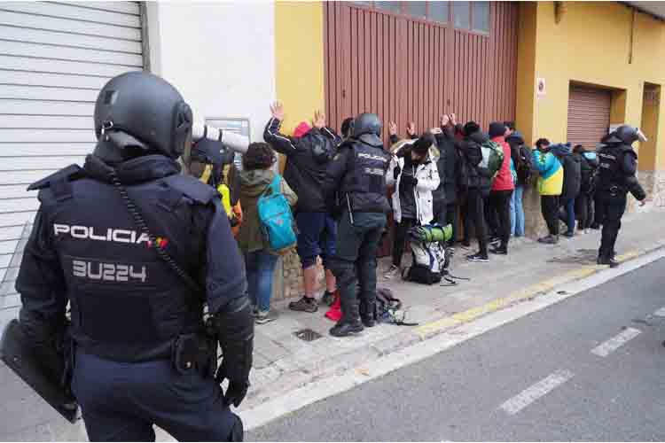 Disturbios, barricadas, cacheos e incendios en Girona