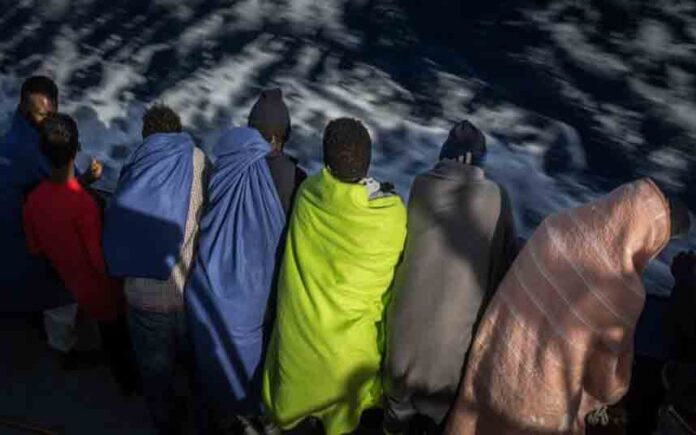 El buque Ocean Viking rescata a 60 inmigrantes en las costas de Libia