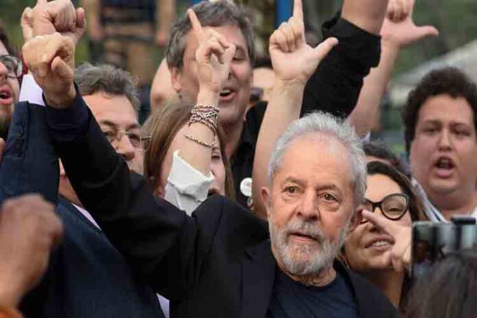 El ex presidente de Brasil, Lula da Silva, sale de prisión