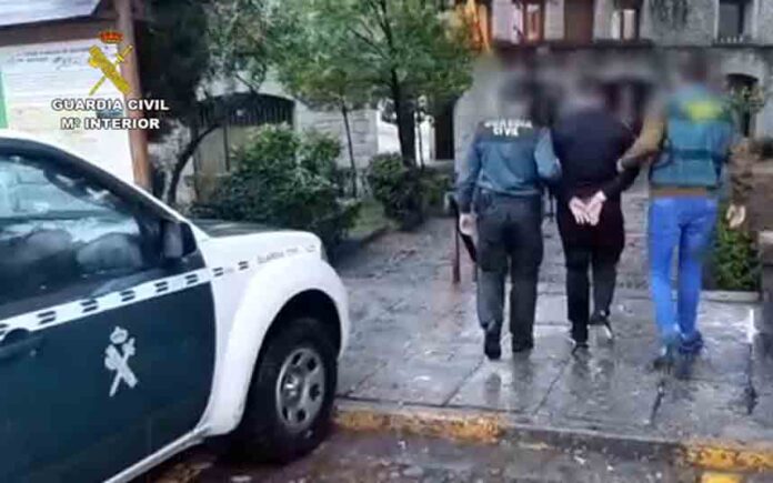 La Guardia Civil detiene a dos jóvenes por abusar de varias menores de edad