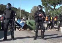 Los Mossos empiezan a desalojar la AP7, después de una larga noche Los Mossos empiezan a desalojar la AP7, después de una larga noche