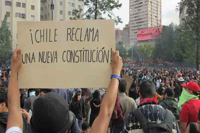 Los chilenos exigen un cambio de la constitución en medio de los disturbios