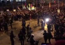 Cargas policiales en el exterior del Camp Nou mientras se juega el clásico Cargas policiales en el exterior del Camp Nou mientras se juega el clásico