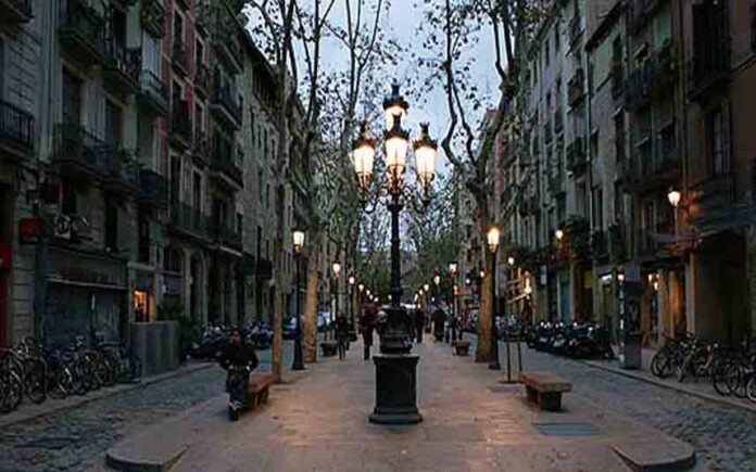 Dos hombres dan una paliza a un joven en Barcelona por su condición sexual