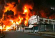 Los bomberos dan por apagado el incendio de la nave de Montornès del Vallès Los bomberos dan por apagado el incendio de la nave de Montornès del Vallès