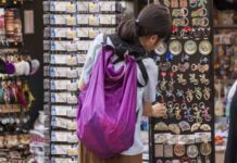 Orden de precinto a ocho tiendas de souvenirs en el Eixample de Barcelona Orden de precinto a ocho tiendas de souvenirs en el Eixample de Barcelona