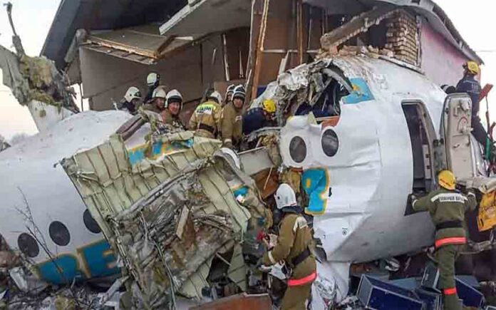 Se estrella un avión en Kazajistán y deja al menos 15 muertos
