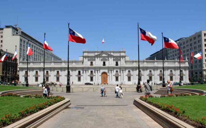 Sebastián Piñera firma la ley para un referéndum constitucional en Chile
