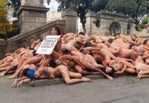 Activistas desnudos cubiertos de sangre protestan por los derechos de los animales en Barcelona Activistas desnudos cubiertos de sangre protestan por los derechos de los animales en Barcelona