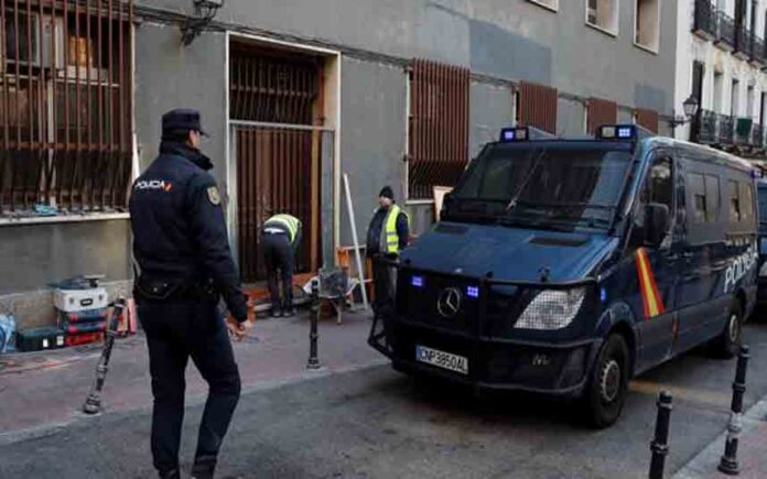 La Policía Nacional desaloja a los neonazis de Hogar Social en Madrid