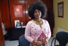 La policía detiene a una mujer nigeriana por suplantación de identidad La policía detiene a una mujer nigeriana por suplantación de identidad