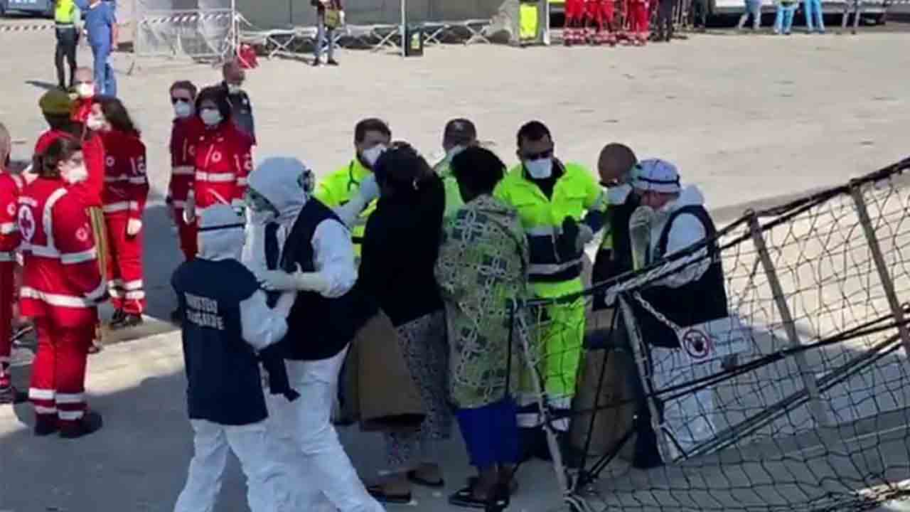 El Open Arms desembarcará a los 363 inmigrantes en Italia El Open Arms desembarcará a los 363 inmigrantes en Italia