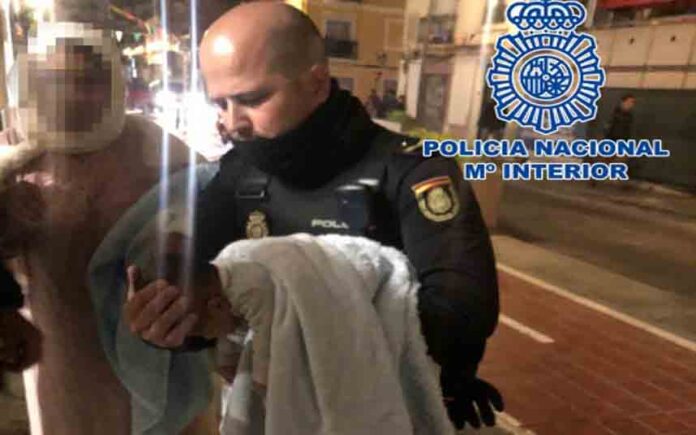 La Policía Nacional de Valencia salva a un bebé tras 20 minutos de reanimación