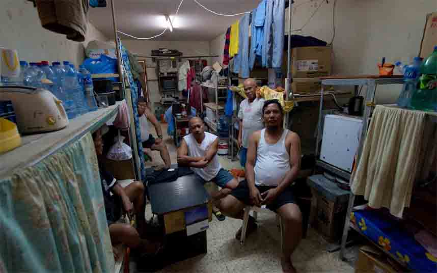 El COVID-19 convierte el campamento de migrantes más grande de Qatar en una "prisión virtual"