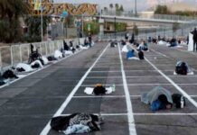 En Las Vegas hacen dormir a los sin techo en un aparcamiento al aire libre En Las Vegas hacen dormir a los sin techo en un aparcamiento al aire libre
