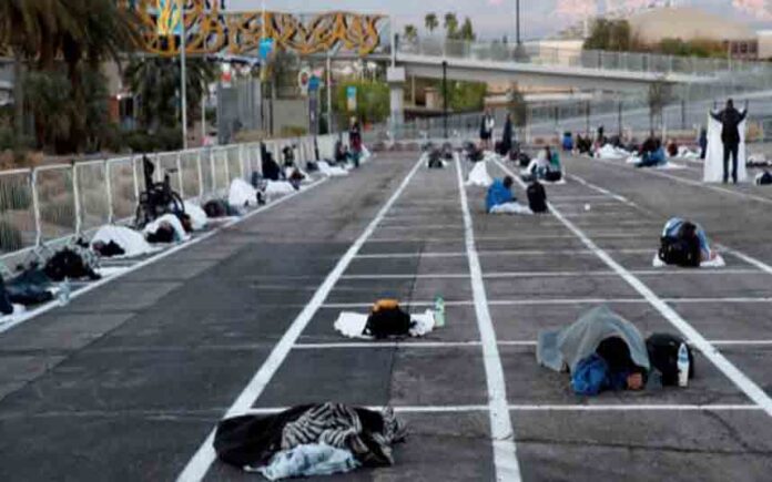 En Las Vegas hacen dormir a los sin techo en un aparcamiento al aire libre