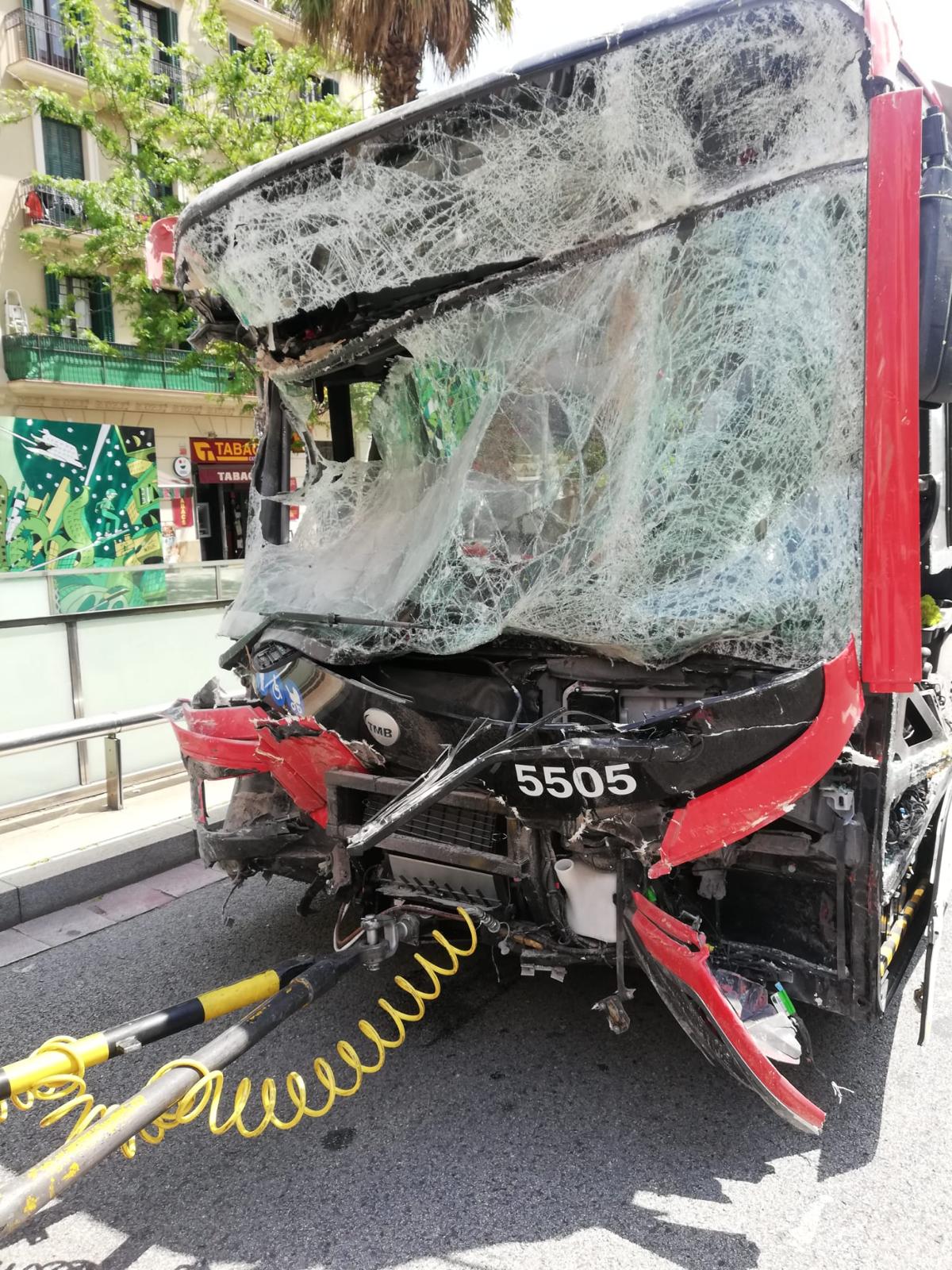 Accidente mortal entre un autobús y un turismo en el barrio de Poblenou