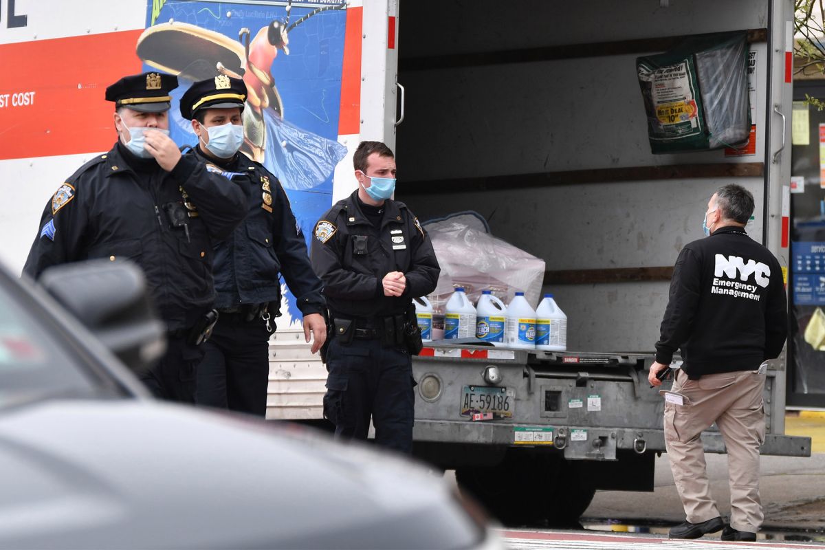 Decenas de cadáveres en descomposición encontrados en camiones en Nueva York