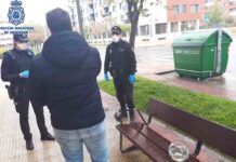 La policía sanciona a un hombre por sacar a «pasear» a sus peces La policía sanciona a un hombre por sacar a "pasear" a sus peces