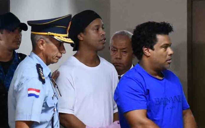 Ronaldinho sale de la prisión de Paraguay para cumplir arresto domiciliario