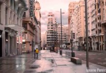 ESCORIA: Vox manipula una foto de la Gran Vía y coloca féretros falsos ESCORIA: Vox manipula una foto de la Gran Vía y coloca féretros falsos
