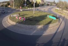 VIDEO: Espectacular accidente en una rotonda, el coche sale volando VIDEO: Espectacular accidente en una rotonda, el coche sale volando