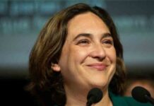 Ada Colau pide revertir la investidura de Albiol con una moción de censura Ada Colau pide revertir la investidura de Albiol con una moción de censura