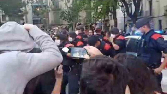 Tensión entre policía y manifestantes en Barcelona por concentraciones anticapitalistas Tensión entre policía y manifestantes en Barcelona por concentraciones anticapitalistas