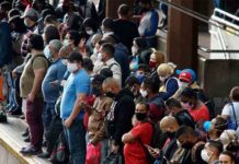 Viajeros amontonados en los trenes de Brasil mientras siguen aumentando los muertos Viajeros amontonados en los trenes de Brasil mientras siguen aumentando los muertos