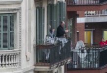 Últimos aplausos de homenaje a los sanitarios en los balcones de toda España Últimos aplausos de homenaje a los sanitarios en los balcones de toda España