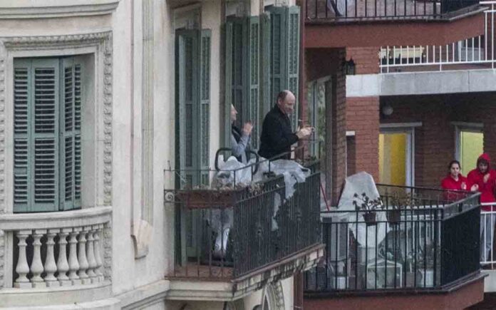 Últimos aplausos de homenaje a los sanitarios en los balcones de toda España