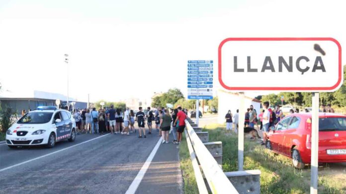 Cortan la carretera en Llança para protestar contra la delincuencia