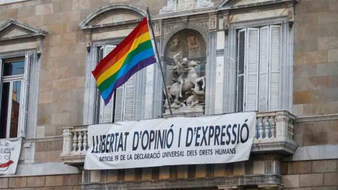 La Generalitat de Catalunya coloca la bandera LGTBI en el balcón