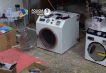 La policía desmantela tres talleres clandestinos chinos de reparación de móviles La policía desmantela tres talleres clandestinos chinos de reparación de móviles