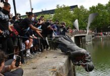 Los manifestantes de Black Lives Matter arrojan la estatua del comerciante de esclavos al puerto de Bristol Los manifestantes de Black Lives Matter arrojan la estatua del comerciante de esclavos al puerto de Bristol