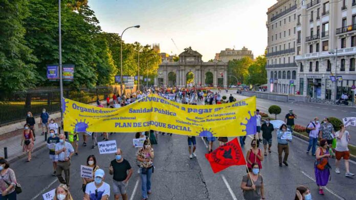 Manifestaciones en toda España en defensa de la sanidad pública Cientos de personas han recorrido este sábado las calles de varias ciudades españolas para