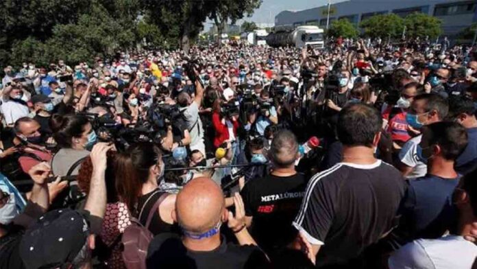 Nissan confirma los recortes de empleo mientras continúa la huelga de los trabajadores en Barcelona