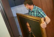 Retiran el retrato de Juan Carlos del Parlamento navarro con los votos de los socialistas Retiran el retrato de Juan Carlos del Parlamento navarro con los votos de los socialistas