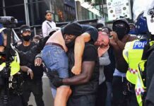 Un hombre negro salva a un racista en las protestas de Londres evitando que lo maten Un hombre negro salva a un racista en las protestas de Londres evitando que lo maten