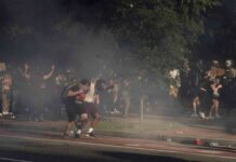 Grupos de derechos civiles demandan a Trump y Barr por el uso de gases lacrimógenos Grupos de derechos civiles demandan a Trump y Barr por el uso de gases lacrimógenos