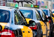 Dos mossos heridos al chocar contra un taxi en el centro de Barcelona Las asociaciones Elite Taxi Barcelona y Taxi Project estudian tomar medidas contra el Ayuntamiento de Sant Cugat